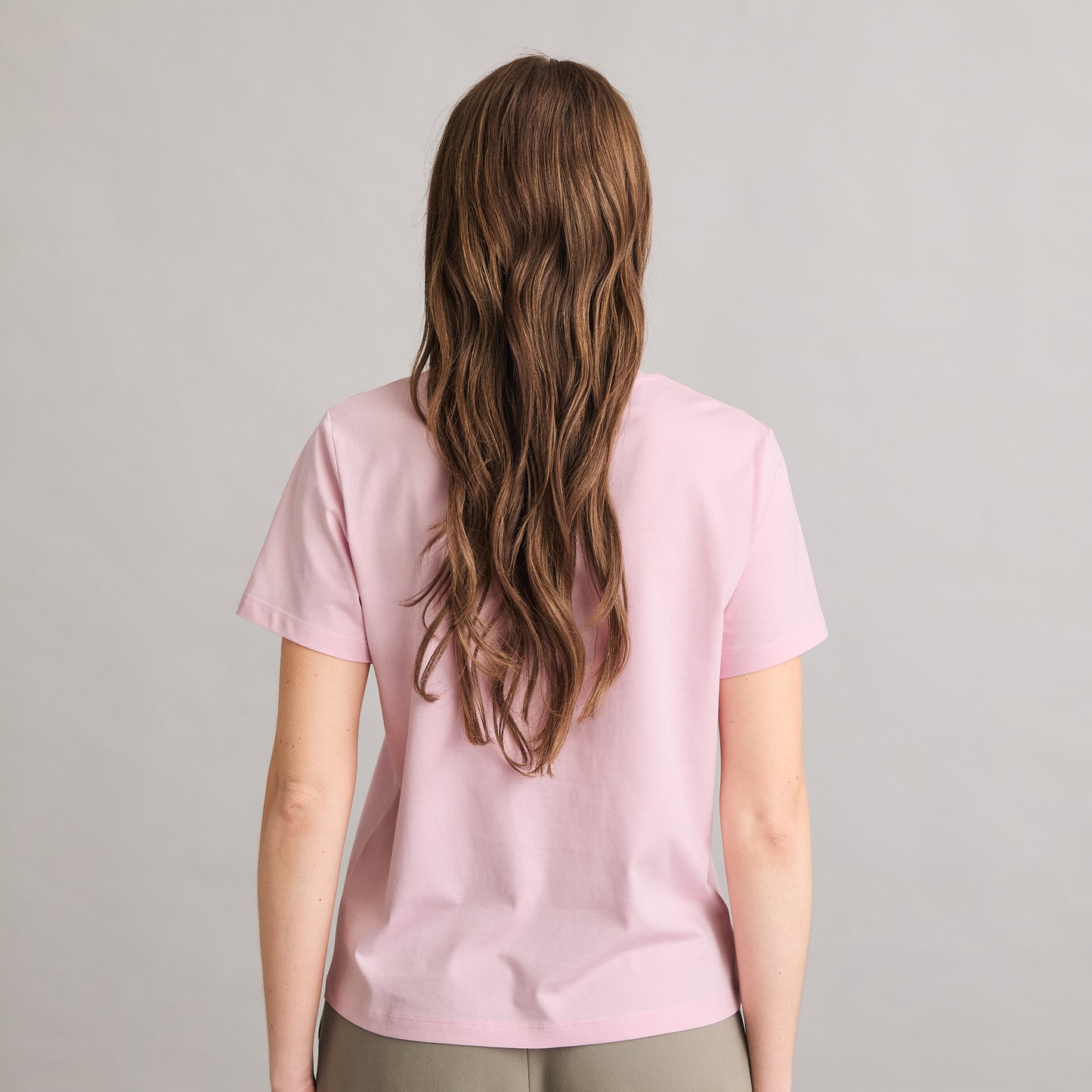 Silbersee Marina T-Shirt - Pastellrosa am Damen Model hinten getragen