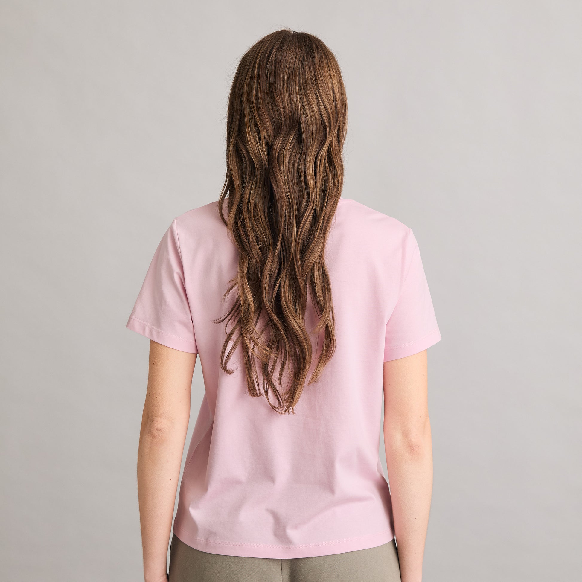 Silbersee Marina T-Shirt - Pastellrosa am Damen Model hinten getragen