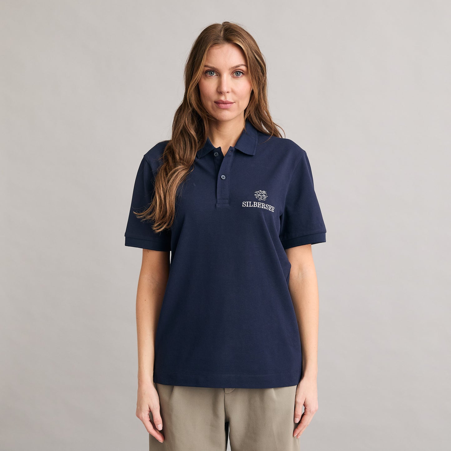 Silbersee Classic Polo - Navy Blue am Damen Model vorne getragen