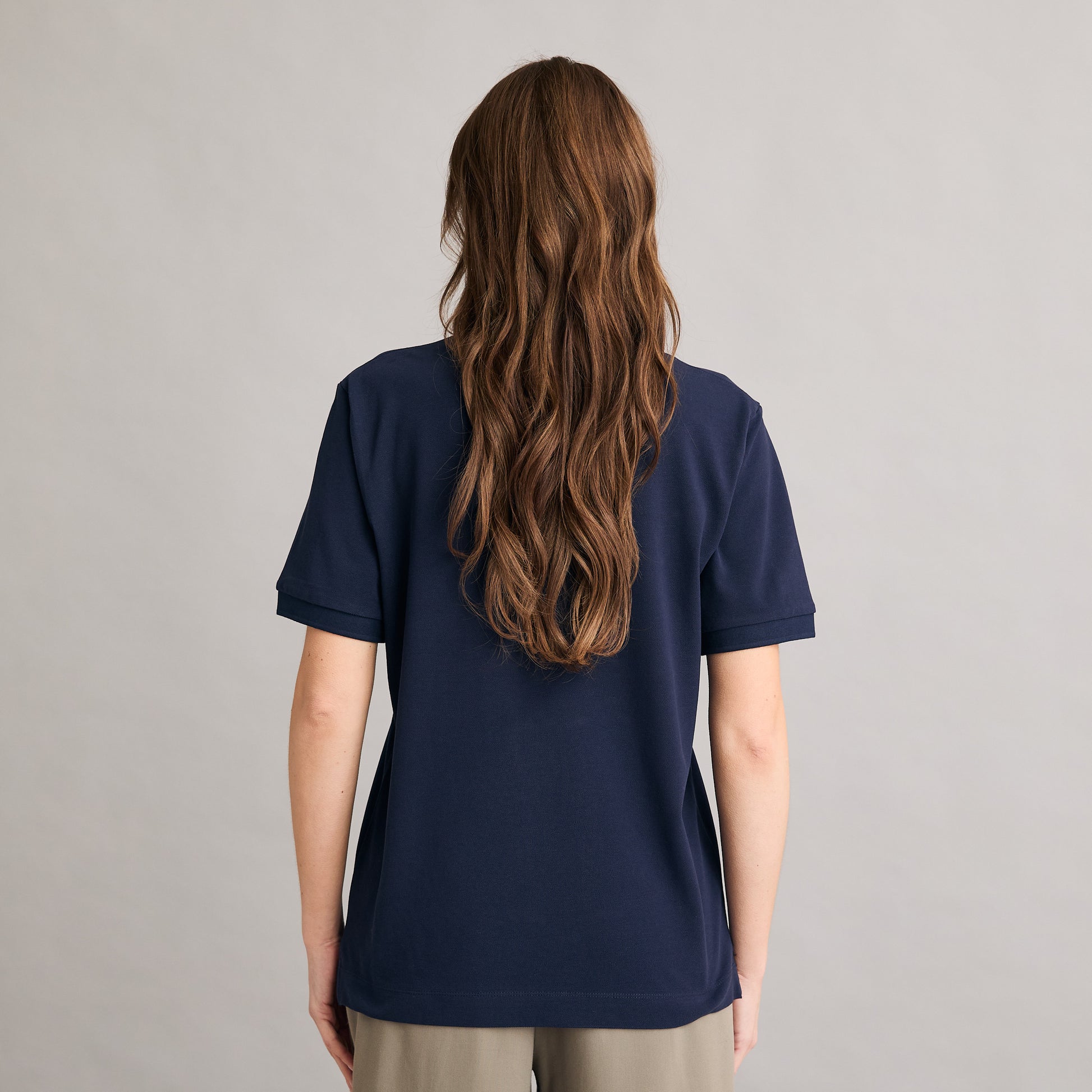 Silbersee Classic Polo - Navy Blue am Damen Model hinten getragen