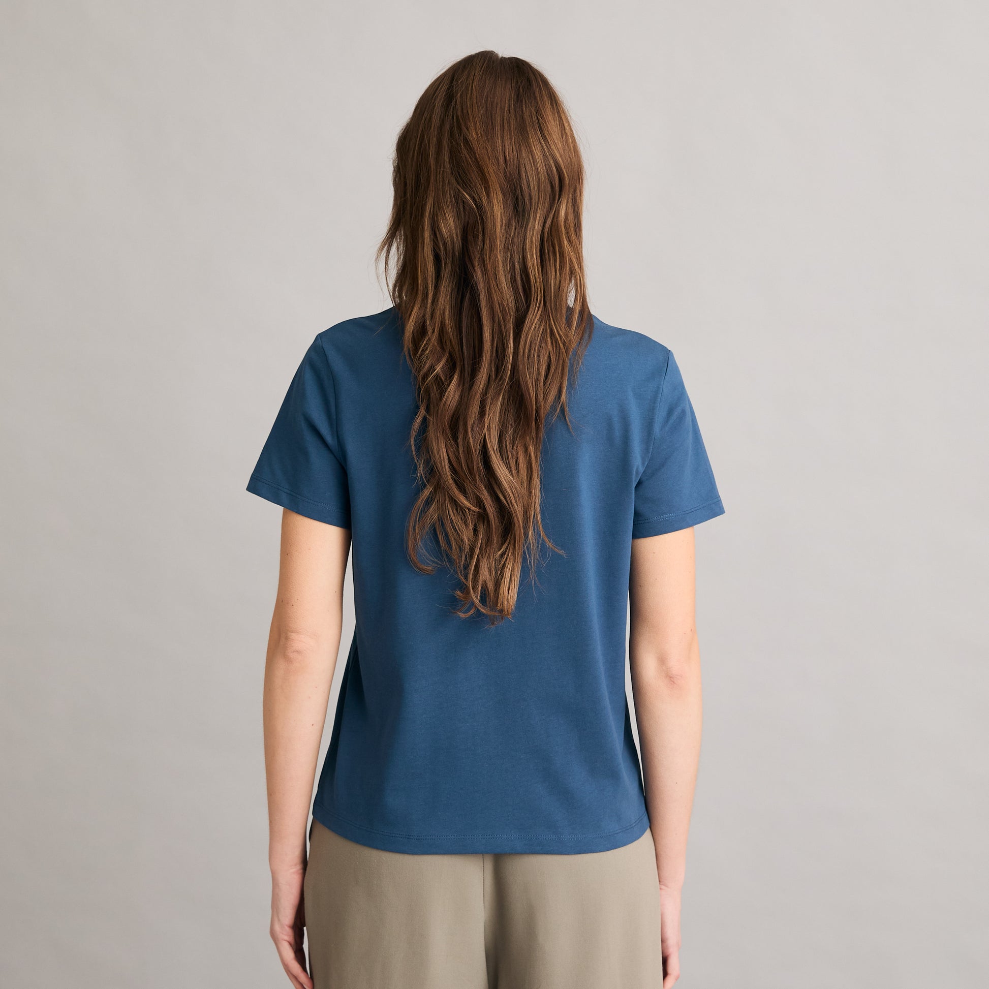 Silbersee Marina T-Shirt - Ocean Blue am Damen Model hinten getragen