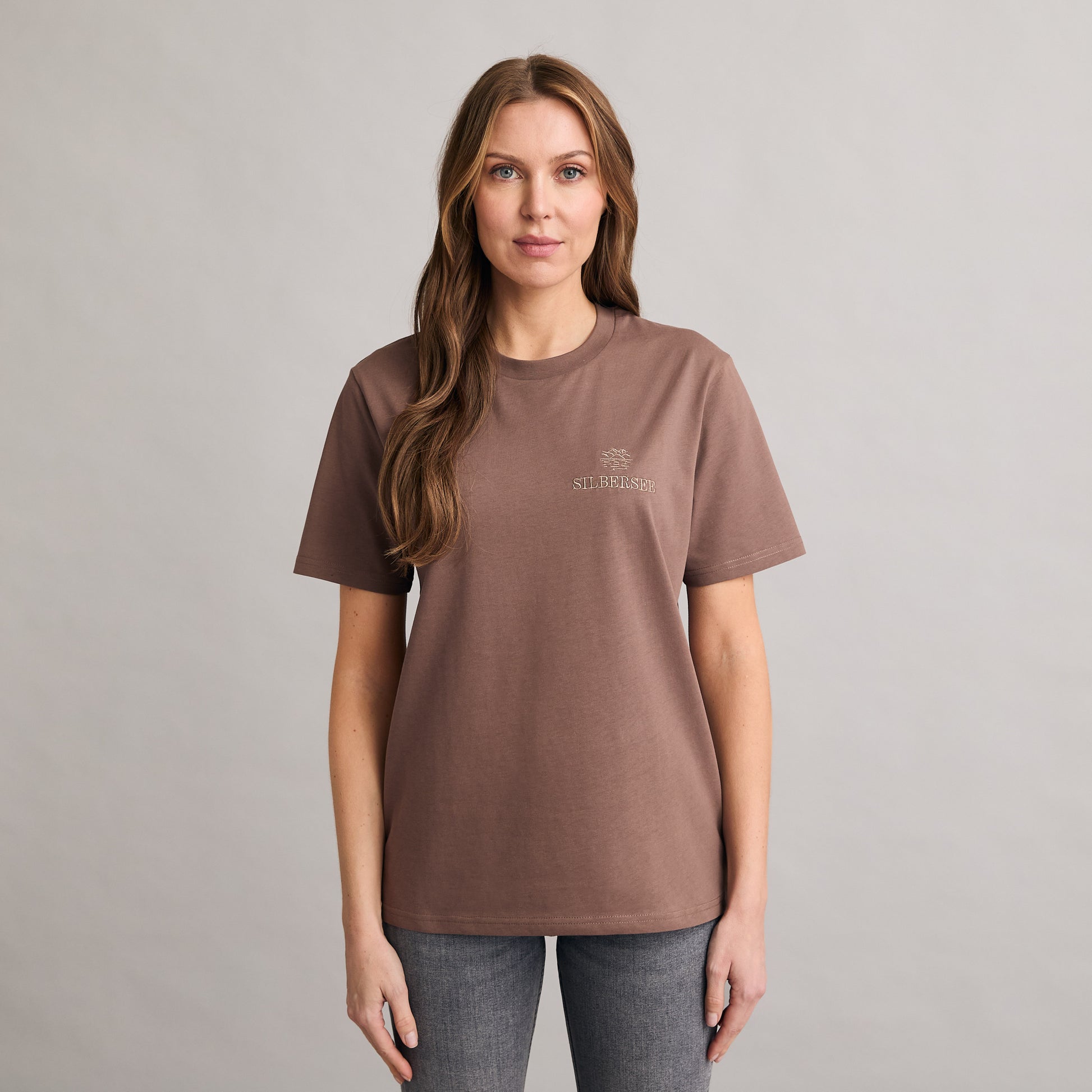Silbersee Classic T-Shirt - Mocha am Damen Model vorne getragen