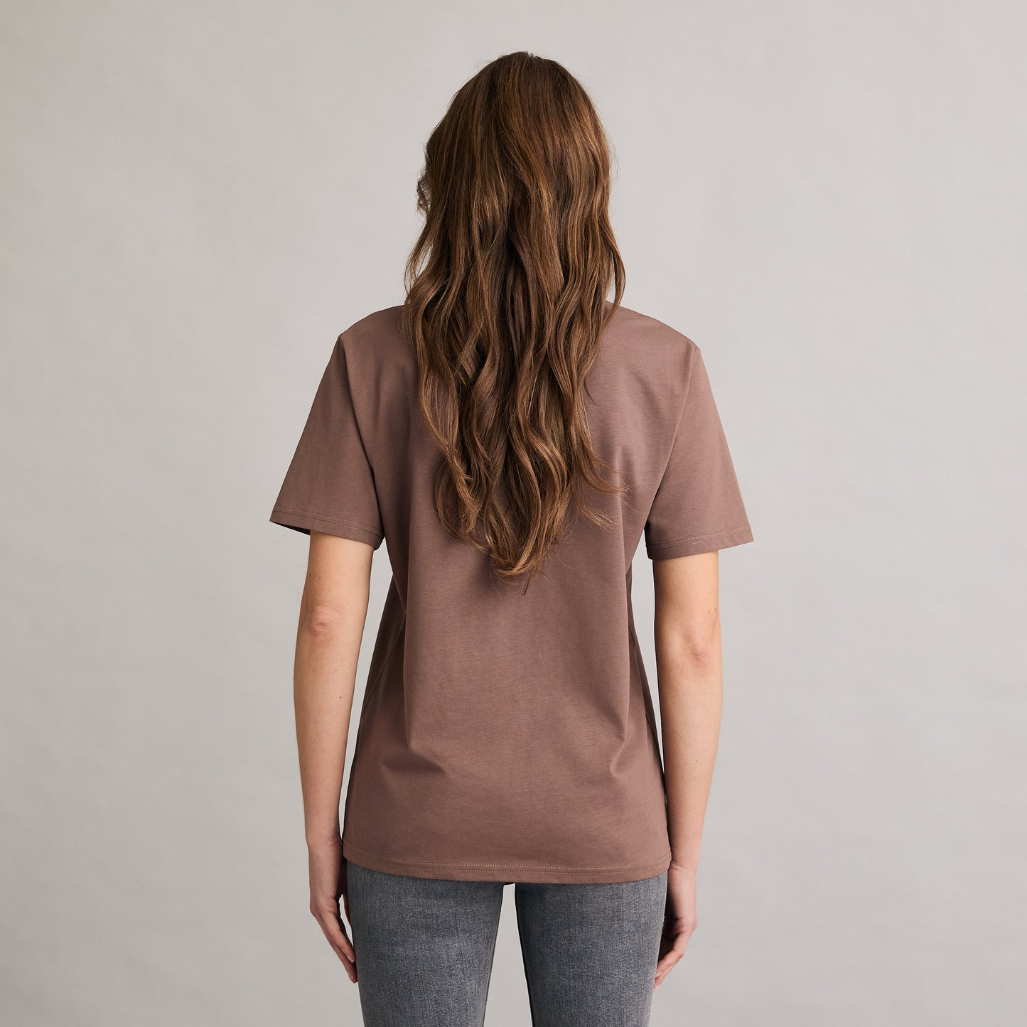 Silbersee Classic T-Shirt - Mocha am Damen Model hinten getragen