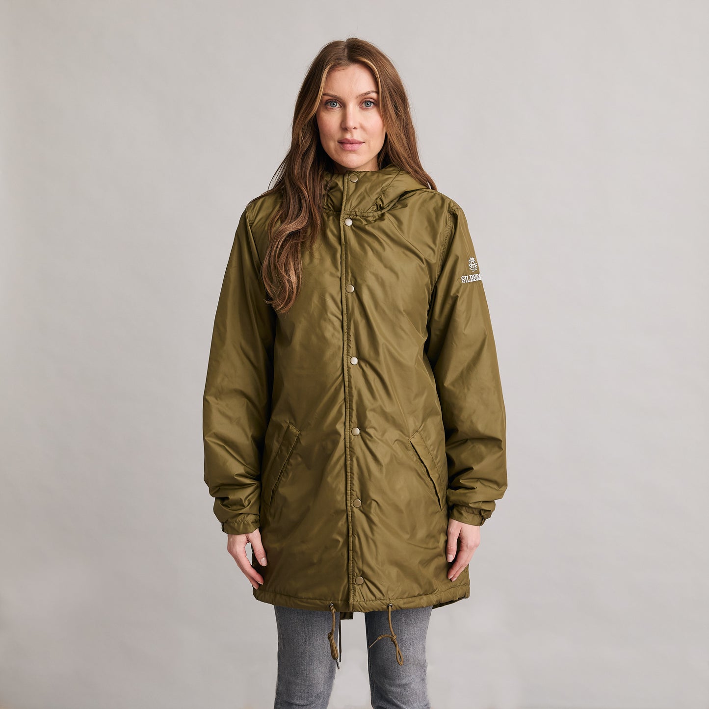 Silbersee British Parker - Khaki am Damen Model vorne getragen