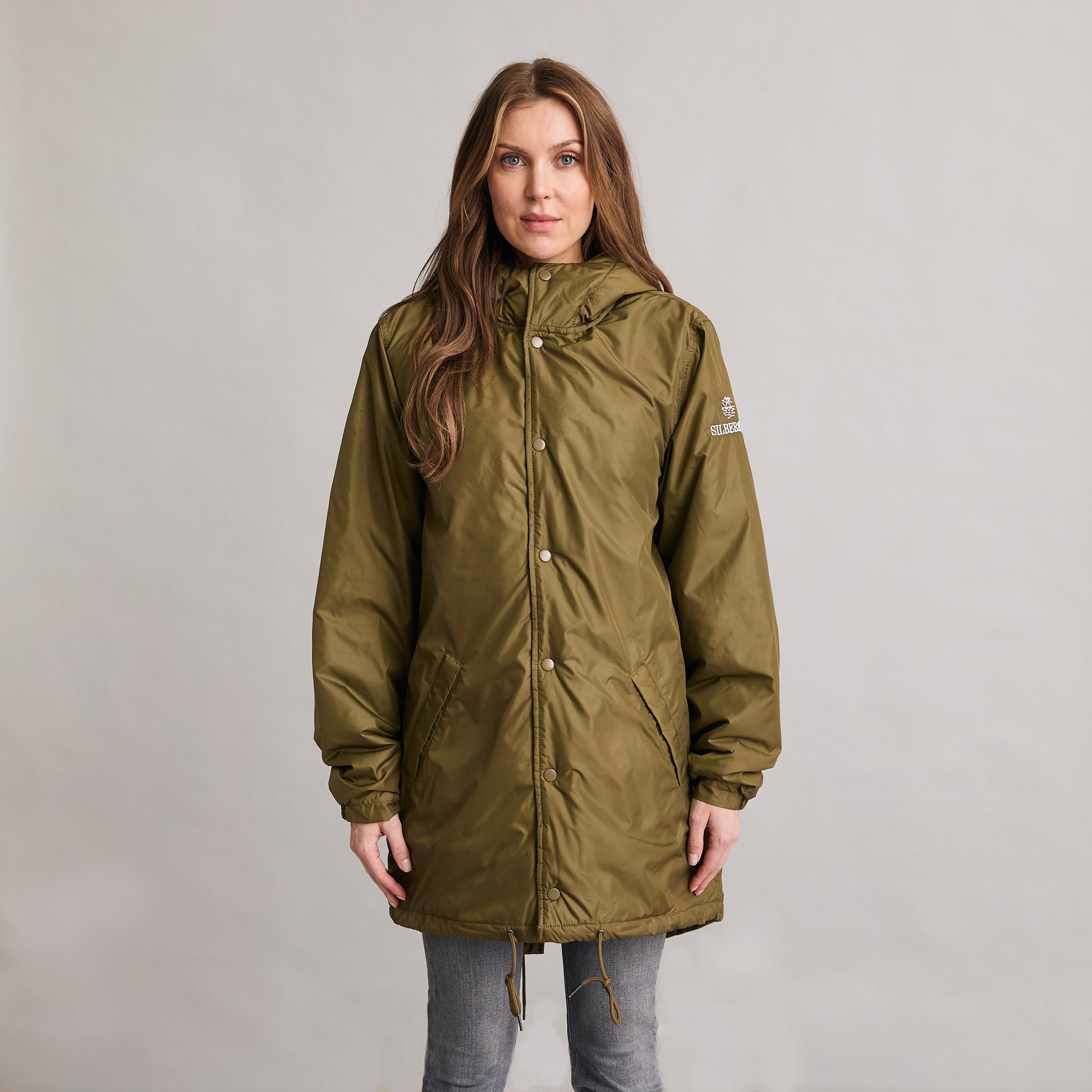 Silbersee British Parker - Khaki am Damen Model vorne getragen