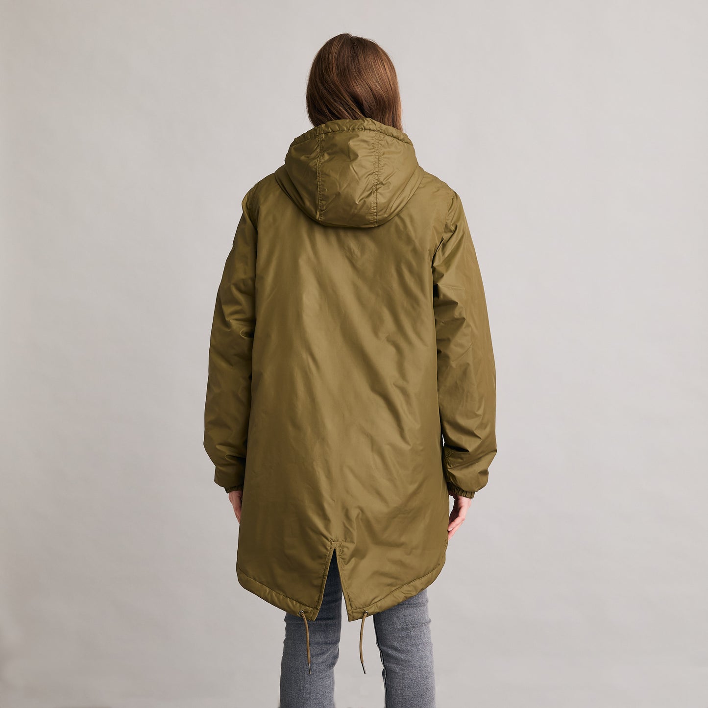 Silbersee British Parker - Khaki am Damen Model hinten getragen