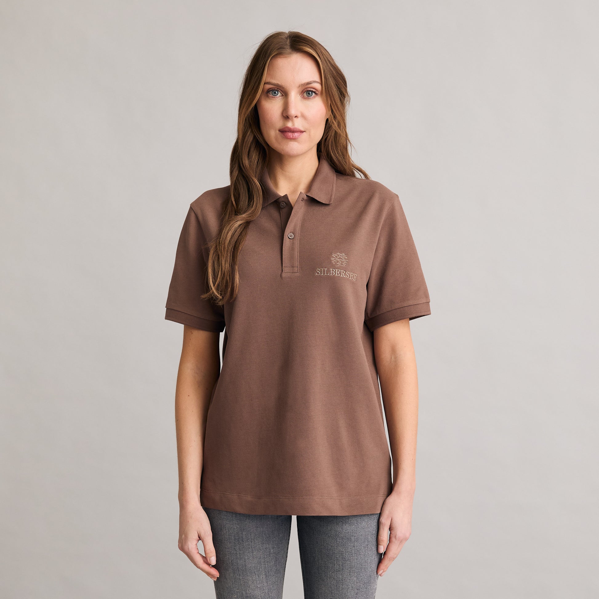 Silbersee Classic Polo - Mocha am Damen Model vorne getragen