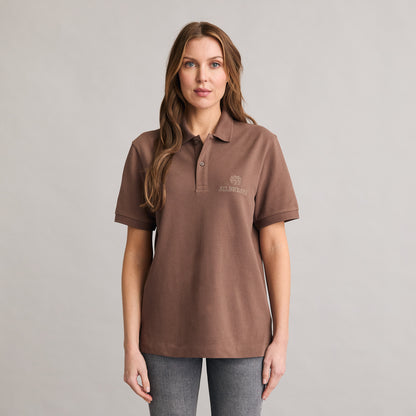 Silbersee Classic Polo - Mocha am Damen Model vorne getragen