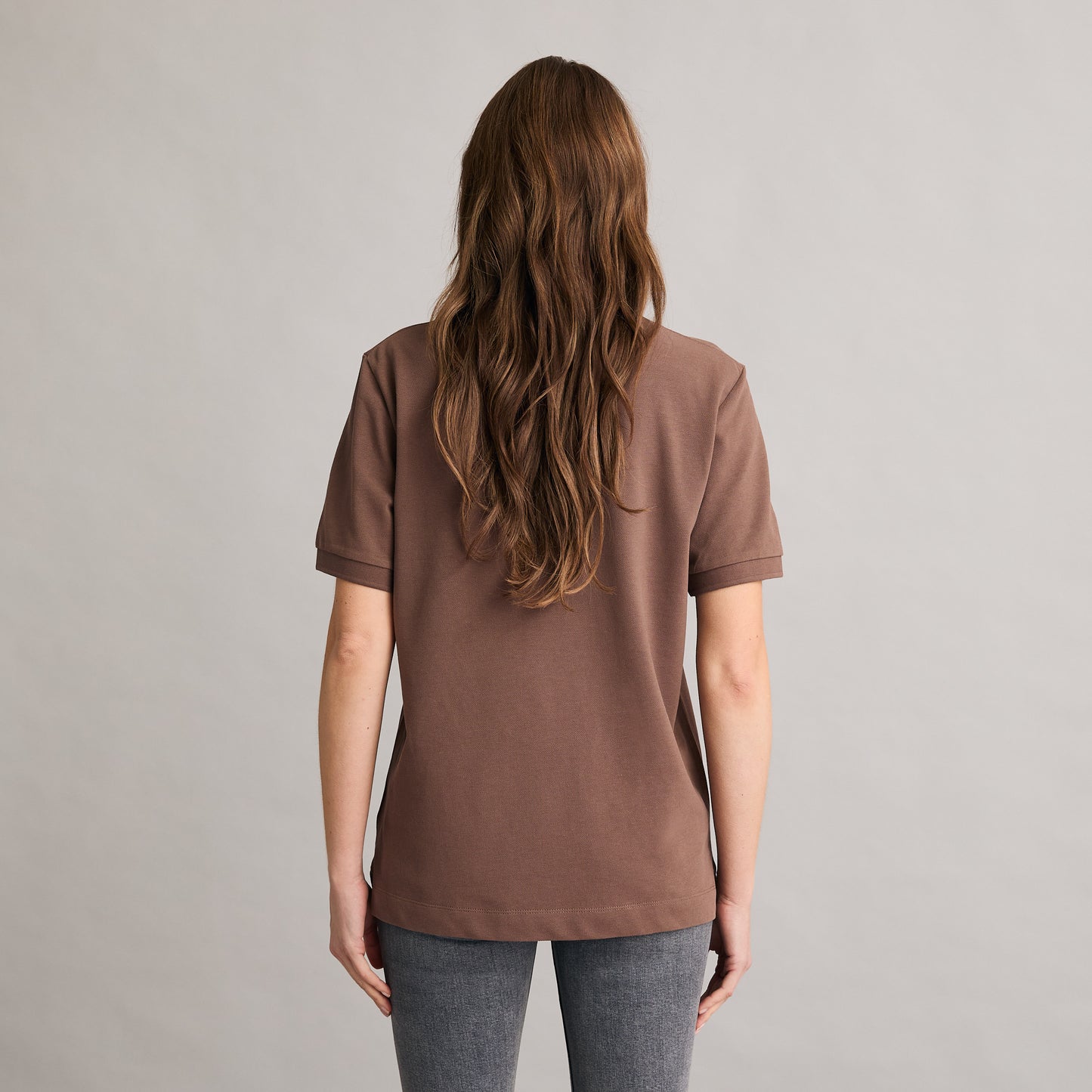 Silbersee Classic Polo - Mocha am Damen Model hinten getragen