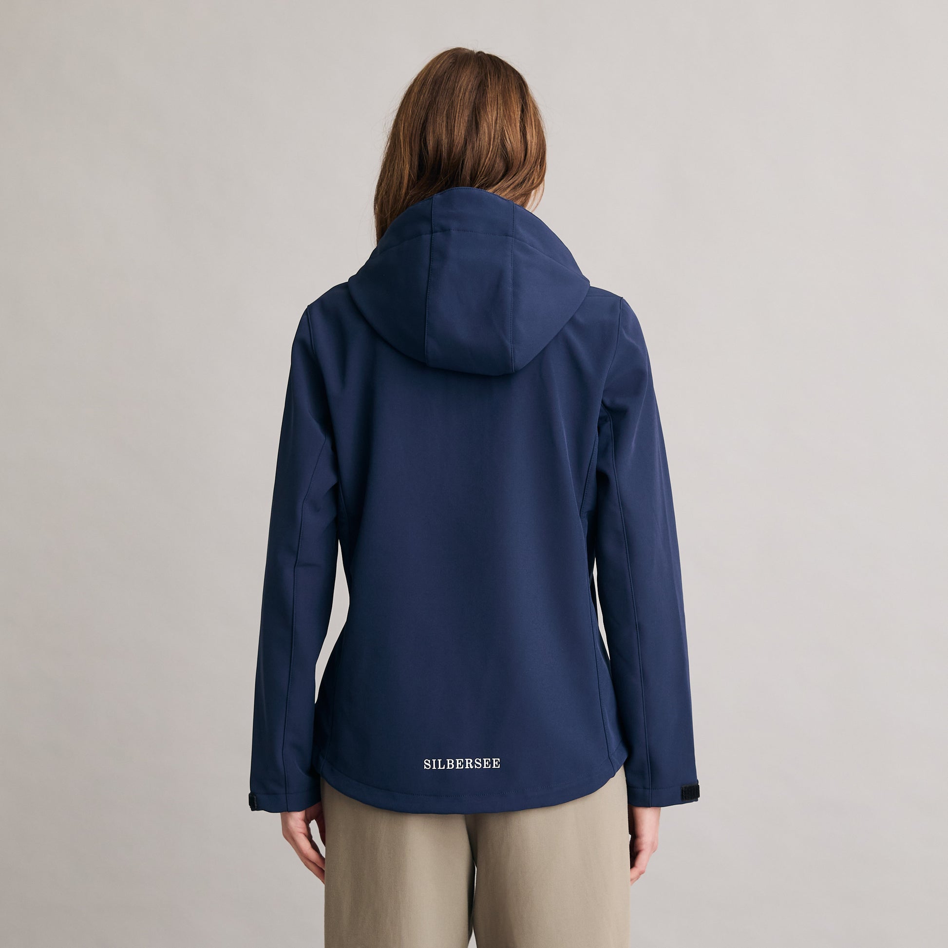 Silbersee Alpine Softshell Jacke - Blue am Damen Model hinten getragen