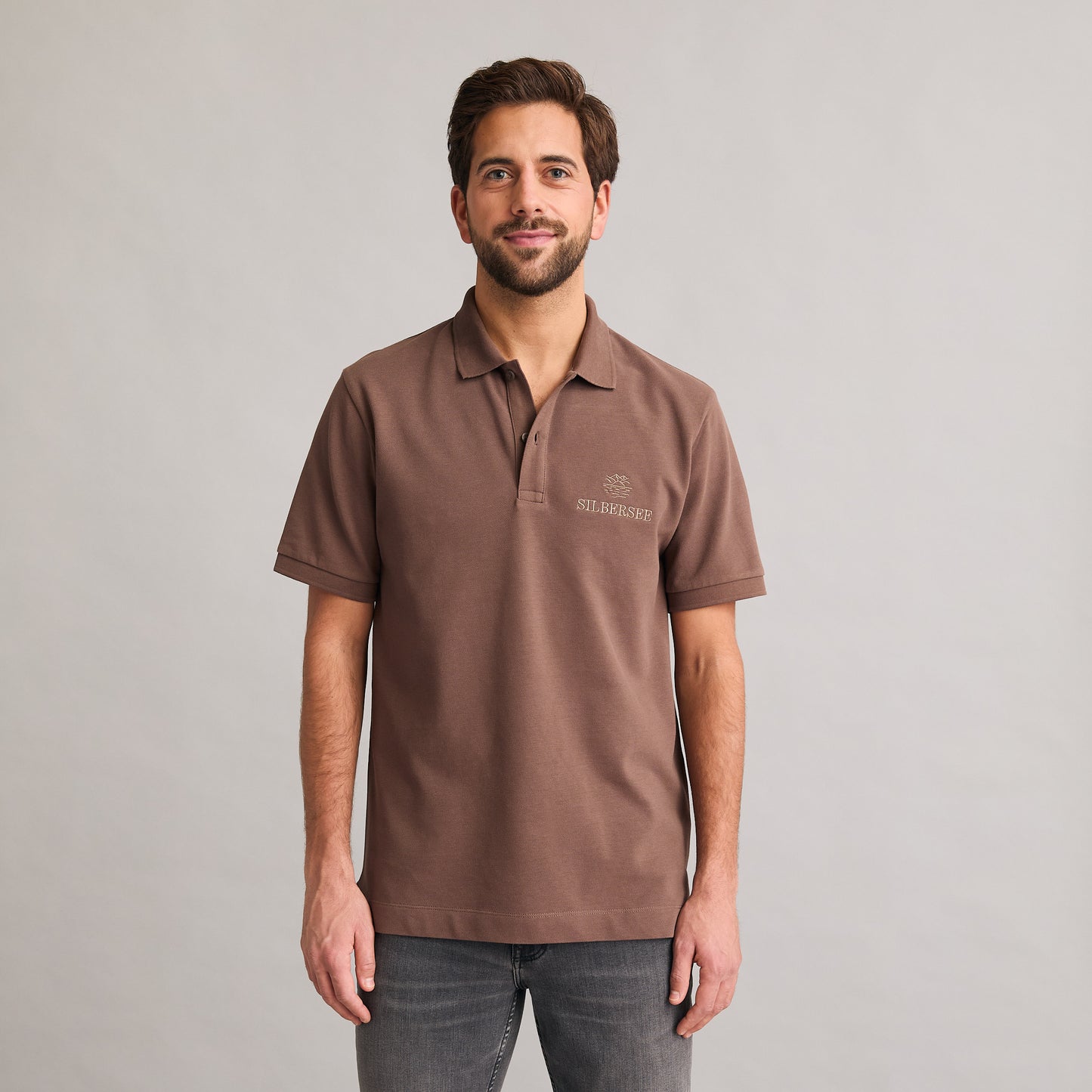 Silbersee Classic Polo - Mocha am Herren Model vorne getragen