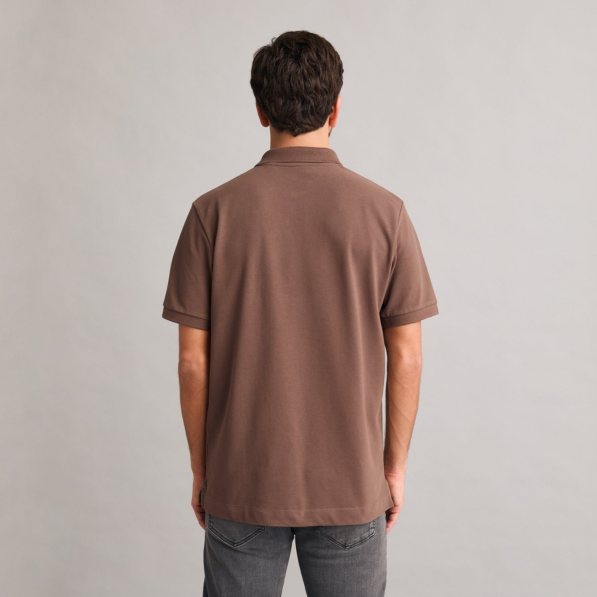 Silbersee Classic Polo - Mocha am Herren Model hinten getragen