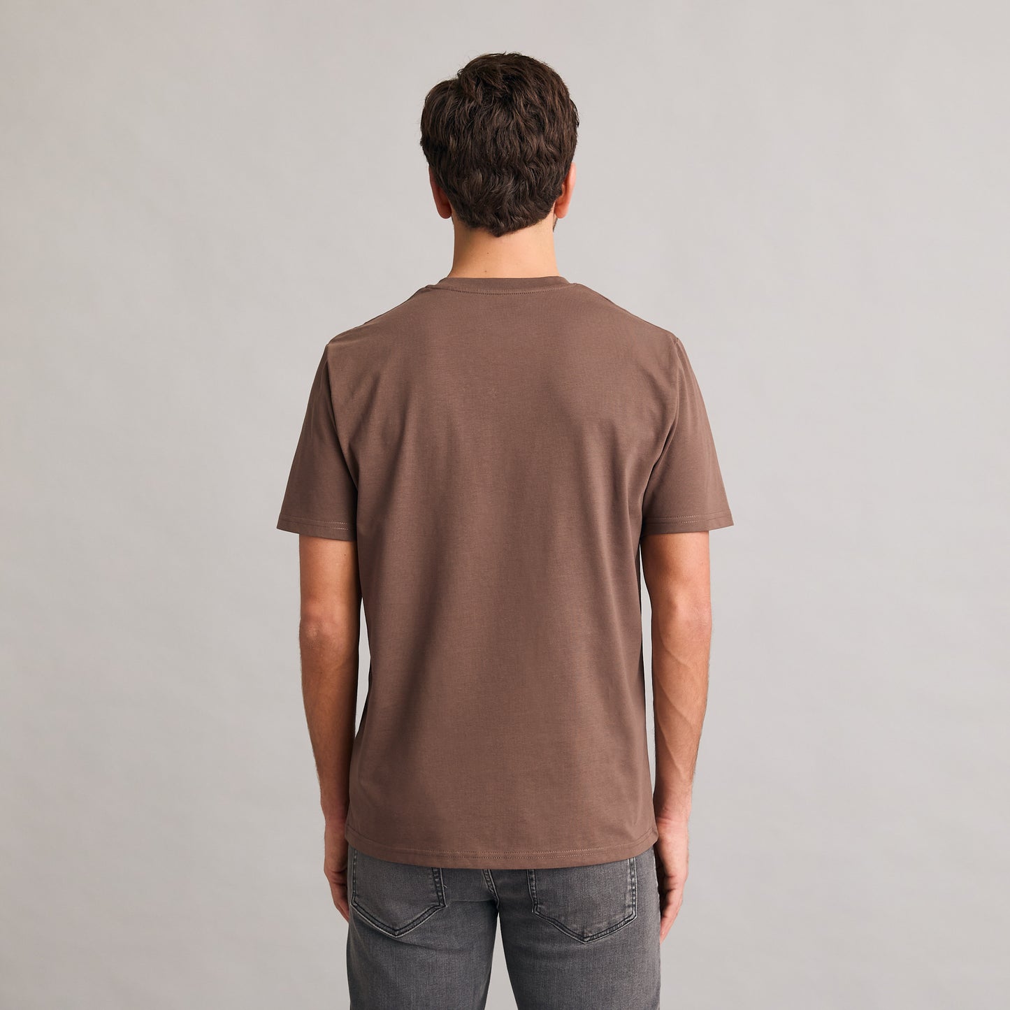 Silbersee Classic T-Shirt - Mocha am Herren Model hinten getragen