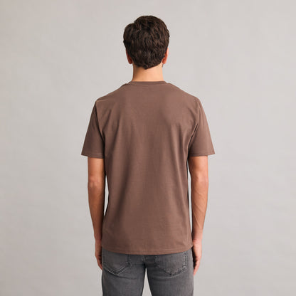 Silbersee Classic T-Shirt - Mocha am Herren Model hinten getragen